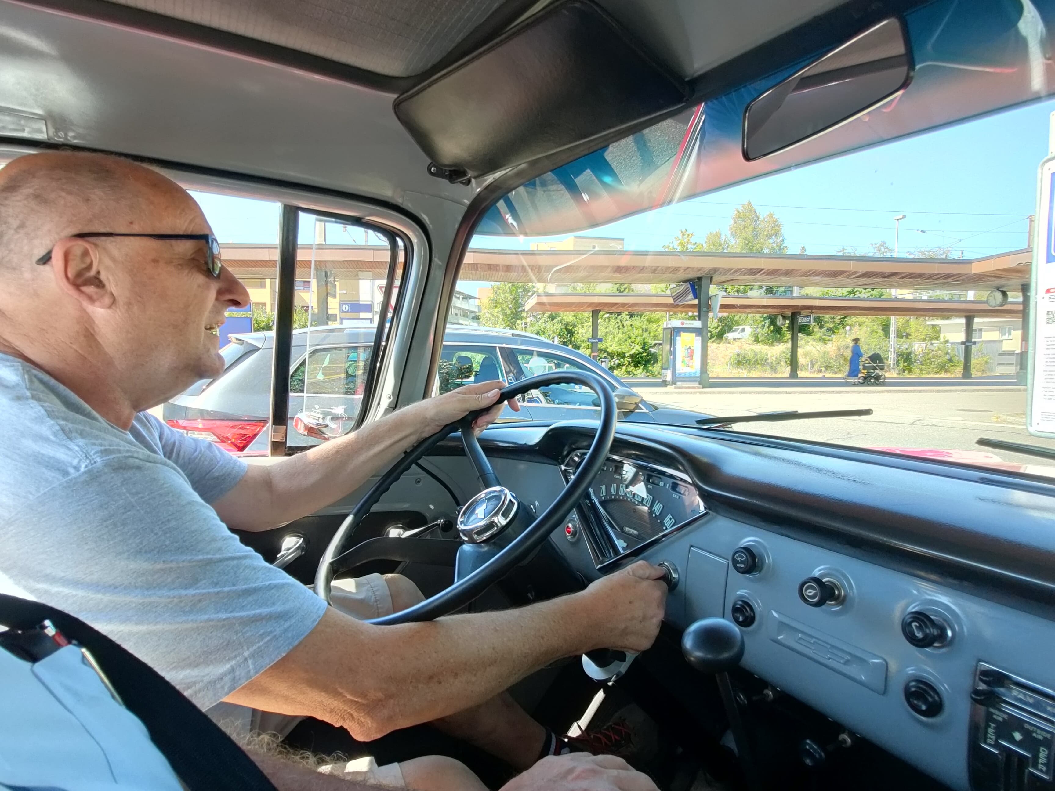 Blick vom Fahrersitz auf das Armaturenbrett und Lenkrad des Chevy